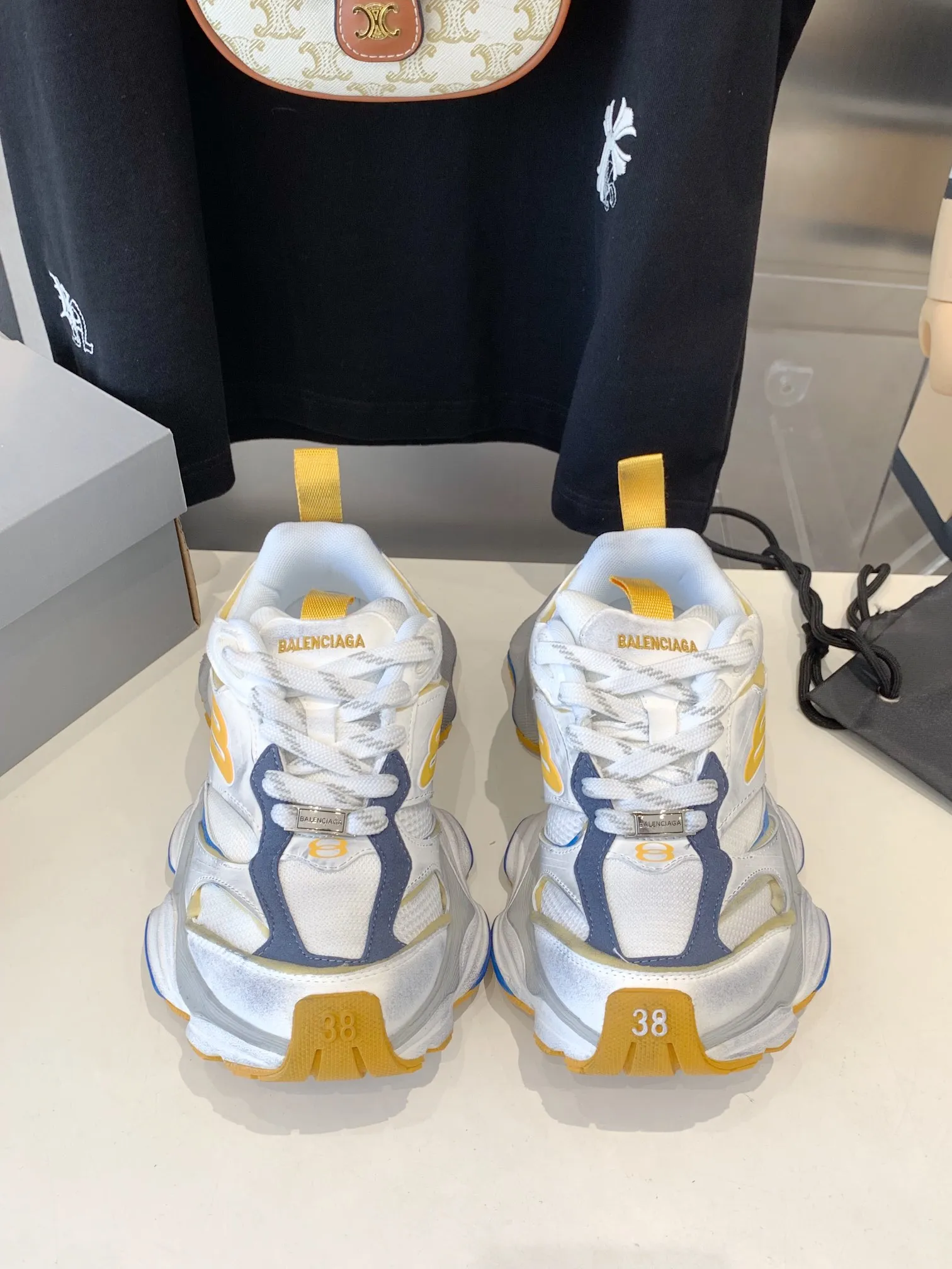 👟👟Ex-factory price 820👟👟 Paris 5XL correct version Balenciaga CARGO 23ss catwalk style 🔺 ℹ️The distressing process is done by hand. The degree of distress, scratch size and range of each shoe has a certain difference, which is normal. The upper is filled with high-density imported sponge, and the tongue is embroidered with Balenciaga words, as well as small engraving details. This plaque is developed by a separate mold, and there is 3M reflective material on the side. The three-dimensional logo and size mark on the heel, accessories dust bag and included shoelaces are upgraded and thickened shoe boxes. They are all made of original files and original lasts. CNC developed 1:1 proportion weight. Original EVA environmentally friendly deodorizing ring type insole. Newly developed 7-layer private mold. Combined anti-slip outsole. Information ℹ️ A large version design that has become more popular in recent years. This cargo is fatter than 3xl. It has a very good wrapping feel and is also very retro and fashionable. The sole is definitely very wear-resistant. Size: 35 -46